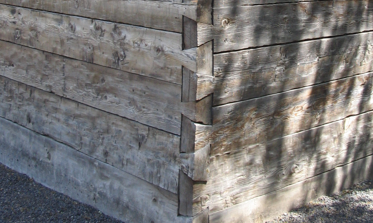 Finishing Cabin Corners With An Axe Half Dovetail Notch Technique